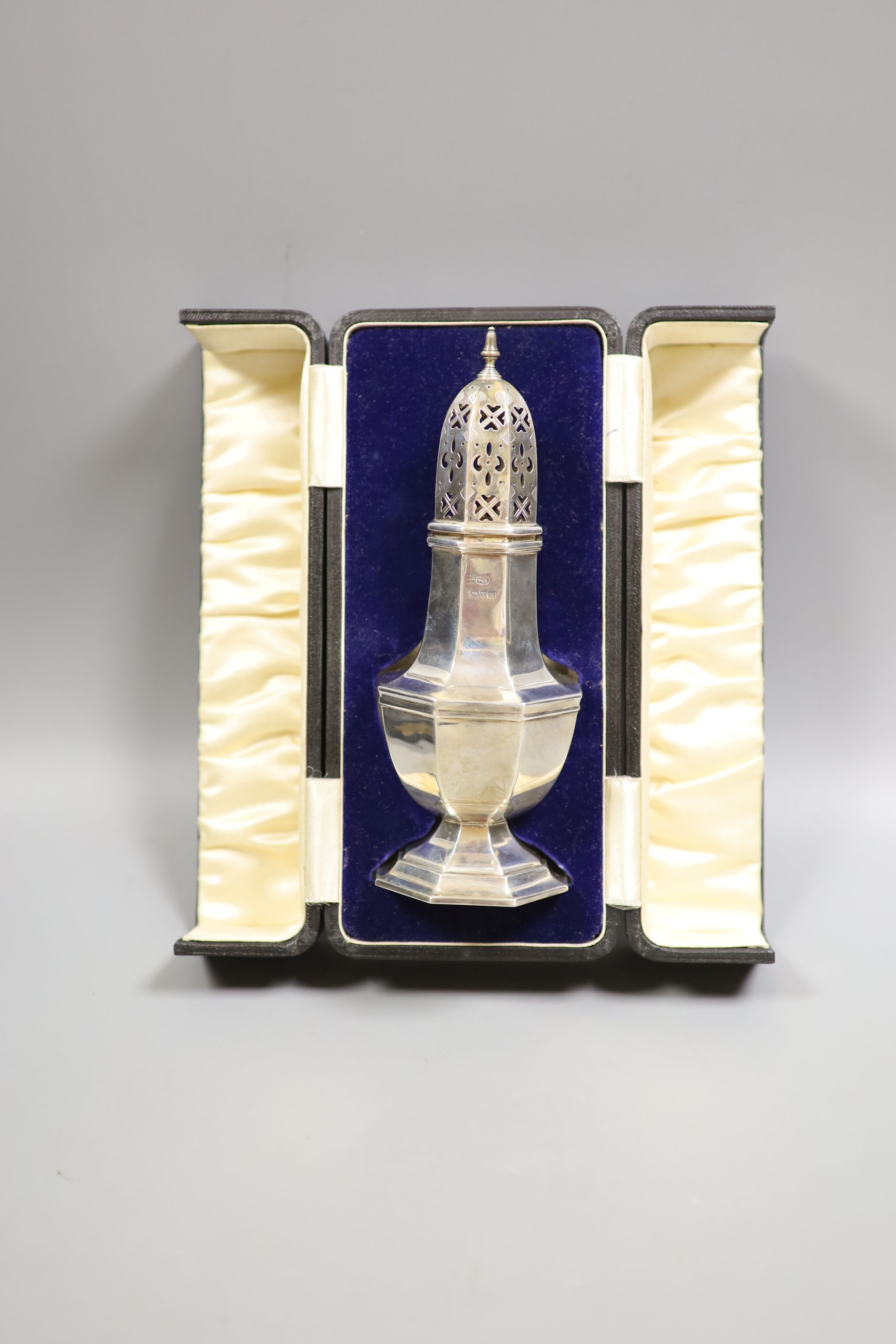 A cased George V silver octagonal sugar caster, Barker Bros. Chester, 1921, 21.5cm, 5oz.